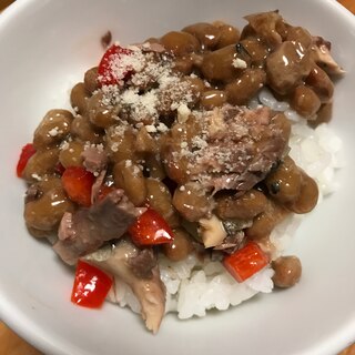 オイルサーディンとパプリカの納豆丼